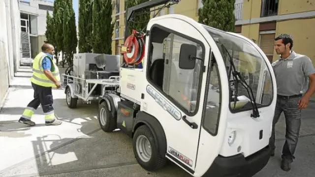 El coche eléctrico transporta un remolque para limpiar las pintadas.