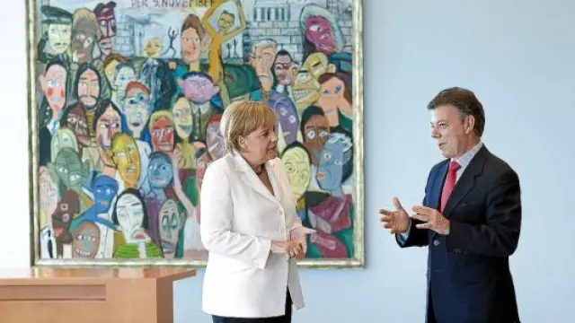 La canciller Angela Merkel recibe al presidente Juan Manuel Santos, ayer.