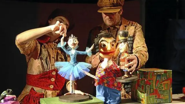 Las marionetas de 'El soldadito de plomo' en el Teatro Arbolé.