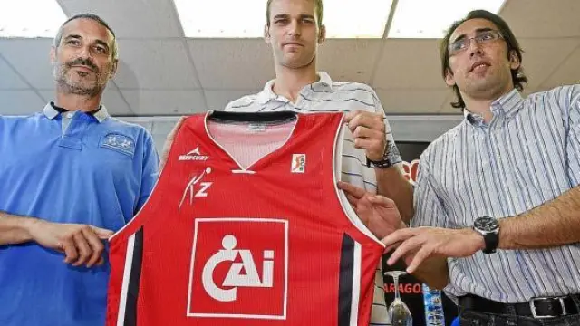 Miso posa con la camiseta del CAI junto a José Luis Abós (izquierda) y Willy Villar.