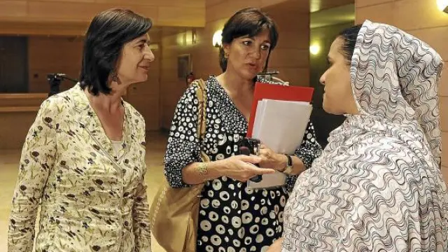La consejera de Servicios Sociales (izquierda), ayer, en una reunión con las ONG aragonesas.