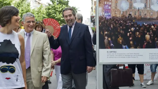 Los alcaldes de Zaragoza y Toulouse visitan la exposición sobre la ciudad francesa en la plaza de Aragón