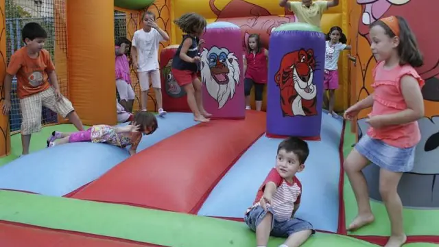 Un grupo de niños juega en los parques infantiles