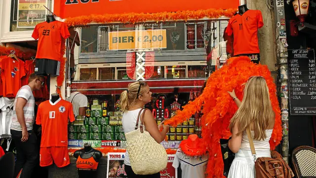 Un comercio en Amsterdam decorado con los colores de la selección holandesa.