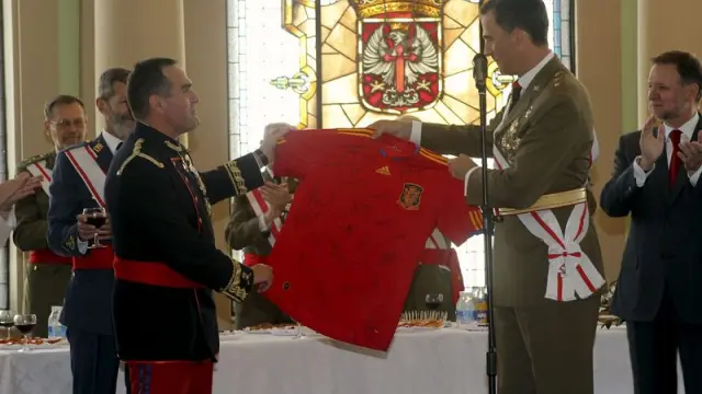 El Príncipe regala al director de la AGM una camiseta de la Selección.