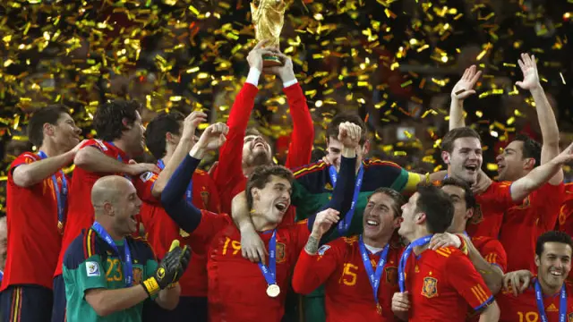 Los jugadores de la Roja, alzando la copa tras ganar el Mundial
