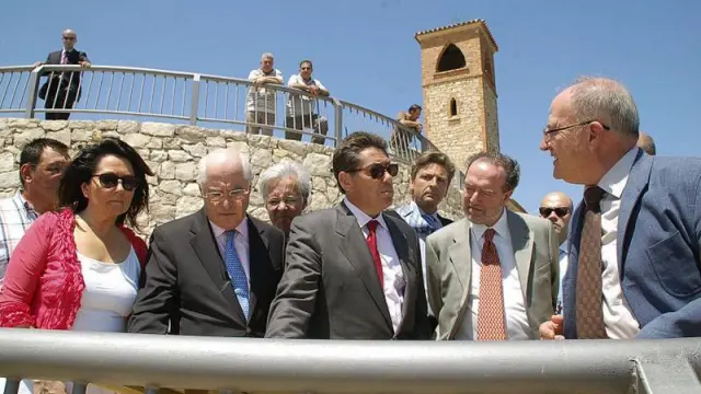 Autoridades en el mirador del Ebro, durante la inauguración.