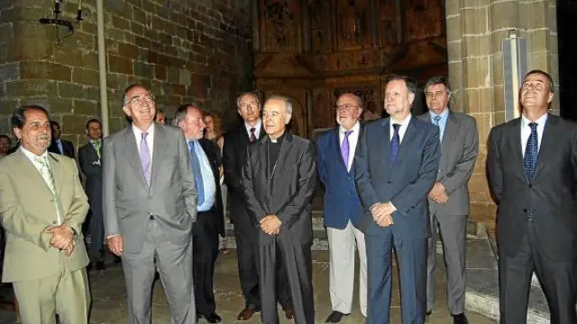 Los patronos de la Fundación en la catedral de Barbastro, poco después de firmar los acuerdos.