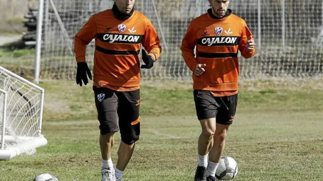 Los futbolistas Robert, a la izquierda, y Carlos de la Vega están pendientes de si su futuro sigue siendo azulgrana.