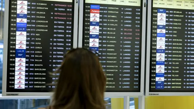 Pantalla de control de vuelos en el aeropuerto madrileño de Barajas