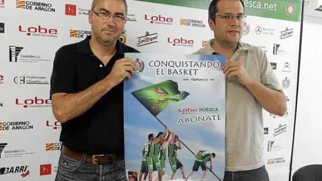 José Manuel Rincón, presidente del club, y Carlos Ortas, vicepresidente, con el cartel de la campaña.