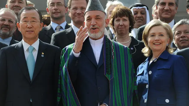 El presidente de Afganistán, Hamid Karzai, junto a otros líderes mundiales