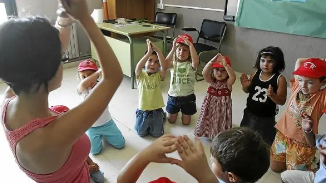 Muchos colegios, como el San Vicente de Huesca, abren también en verano con colonias infantiles.