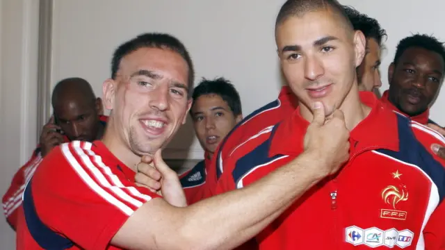 Ribéry y Benzema bromean durante una concentración de la selección francesa