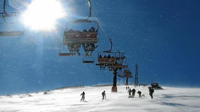 Esquiadores en el telesilla de la pista Cogulla, en la zona denominada Cota 2.000 de la estación de Cerler.