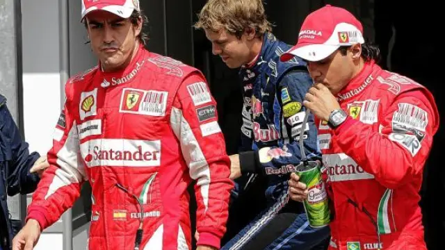 Alonso, junto a Vettel y a su compañero Massa.
