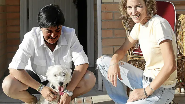 Mª Pilar, a la izquierda, y Ana junto a su perro Chester