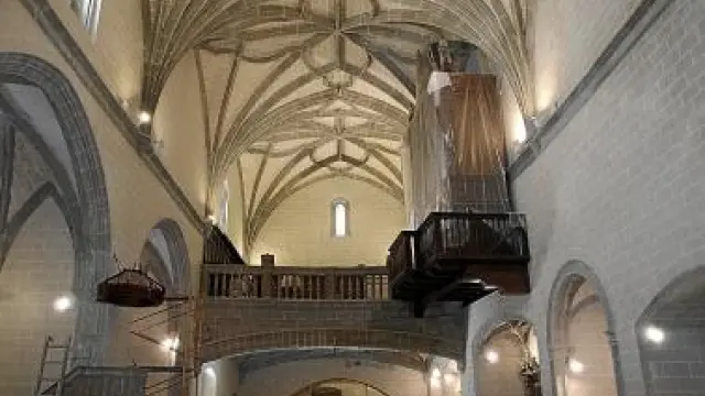 Interior de la iglesia, todavía con algún andamio.