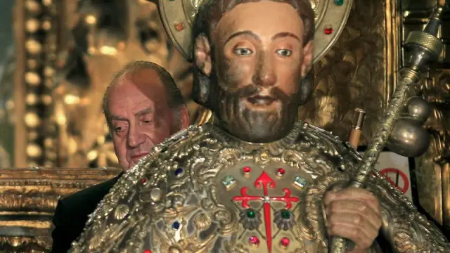 Don Juan Carlos, junto al busto del apóstol Santiago