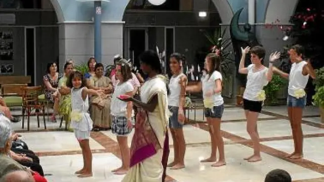 La religiosa Sahiji dirige la danza india de las niñas.