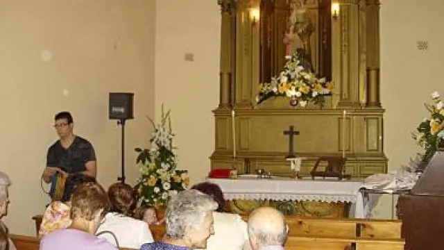 Fieles en el recuperado oratorio de Santa Ana de Barbastro.