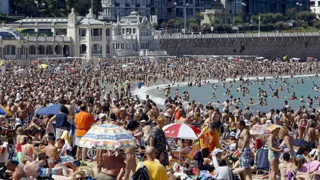 Cientos de personas toman el sol y se bañan en la playa de la Concha de San Sebastián el pasado 18 de julio.