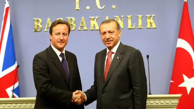 David Cameron junto al primer ministro turco