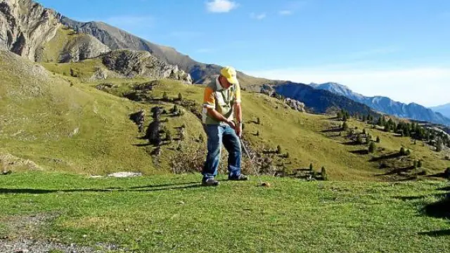 Miguel Ángel Arrudi, practicando golf junto a su refugio pirenaico.