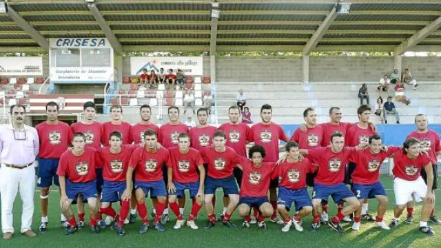 La plantilla de la AD Sabiñánigo, en su primer entrenamiento de la campaña 2010/11.