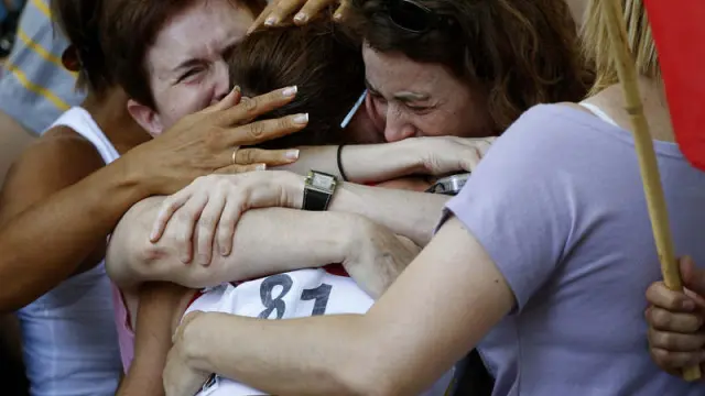 Maria José Poves se abraza a sus familiares después de terminar la carrera