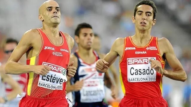 Estévez y Casado, aspirantes a la medalla, durante su semifinal de los 1.500 metros en Barcelona 2010.