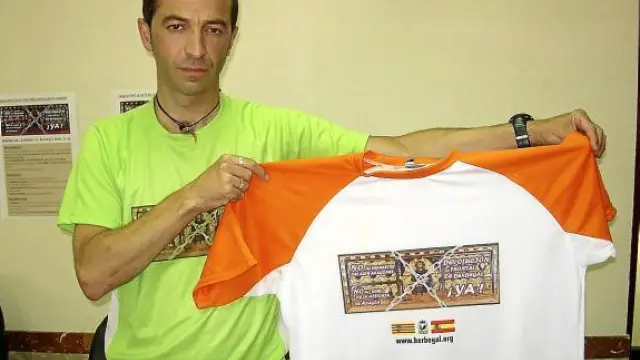 David López, promotor de la marcha, con la camiseta reivindicativa que recibirán los participantes.