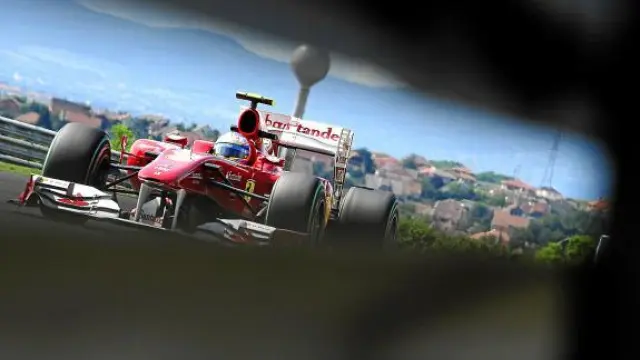 Alonso vuela junto a las protecciones de Hungaroring, ayer en los libres.