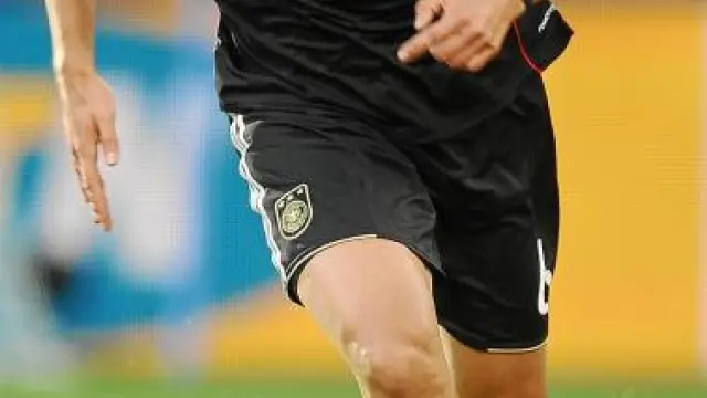 El centrocampista alemán Khedira avanza con el balón.