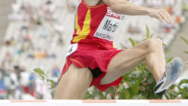 Eliseo Martín salta una valla durante la carrera