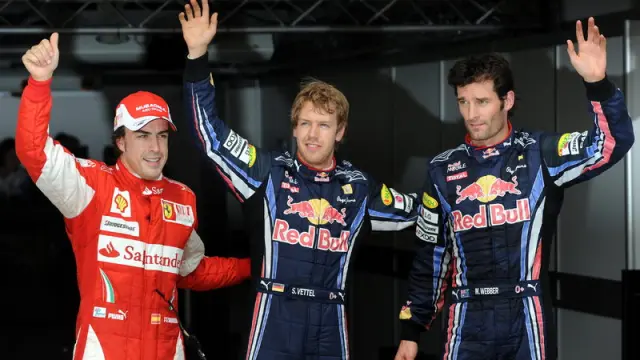 Alonso, junto a los dos pilotos de Red Bull