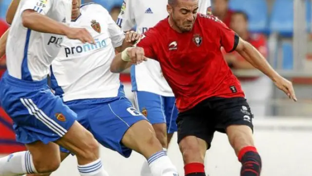 Pandiani intenta el remate ante la oposición de tres jugadores del Real Zaragoza.