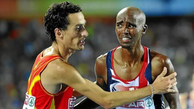 Jesús España felicita al campeón de los 5.000 metros, el británico Mo Farah, nada más finalizar la prueba.