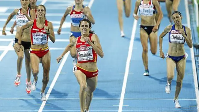 Nuria Fernández cruza victoriosa la meta. Tras ella y a la izquierda, Natalia Rodríguez.