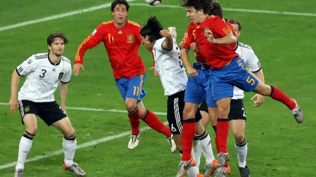 Carlos Puyol, cabecea el gol que metió a España en la final del mundial