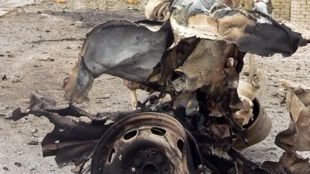 Los restos del vehículo después de la explosión