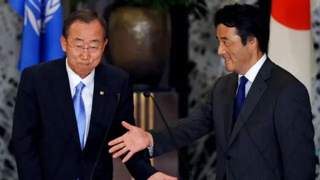 Ban Ki-moon junto al minostro japonés de asuntos exteriores, Katsuya Okada.