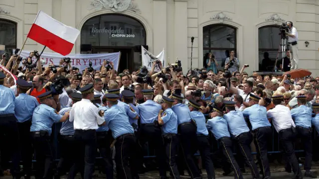 La policía intenta retener el avance de las protestas en contra de la retirada de la cruz del presidente de Polonia fallecido