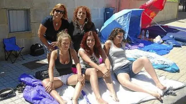Cinco de las fans de Bisbal que han acampado en Barbastro.