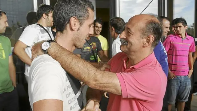 El directivo Jorge Avellanas saluda al acentral Álex Álvarez.