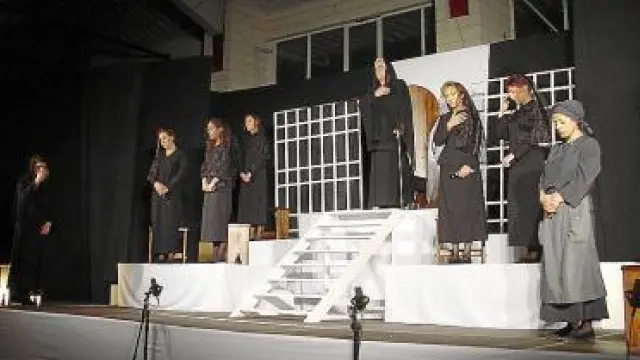 La compañía de teatro durante una representación.