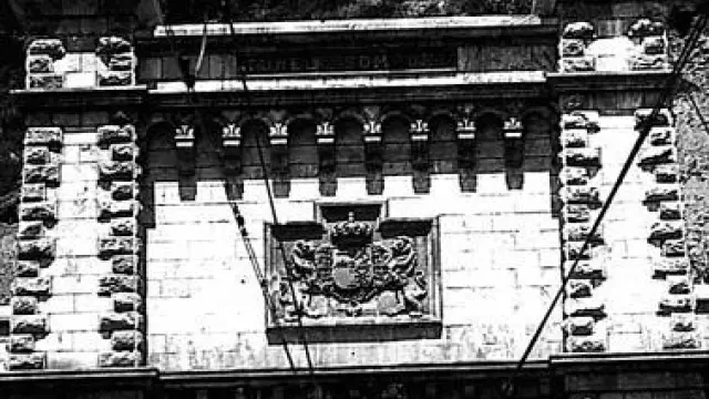Escudo original de 1928 con corona monárquica. El túnel fue inaugurado el 18 de julio por Alfonso XIII y el presidente de la República Francesa, Gaston Doumerguen. Hasta la dictadura, en la boca española del paso subterráneo lucía esta obra de cantería.