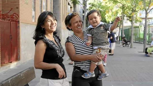 Andrea del Socorro, su hija Ana Berta y su nieto, Giovanni Alexander, disfrutan de su tiempo libre dando un paseo.