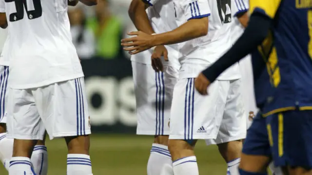 Canales es felicitado por sus compañeros por su primer gol con el Real Madrid