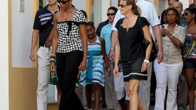 Michelle Obama y sus acompañantes, durante su paseo